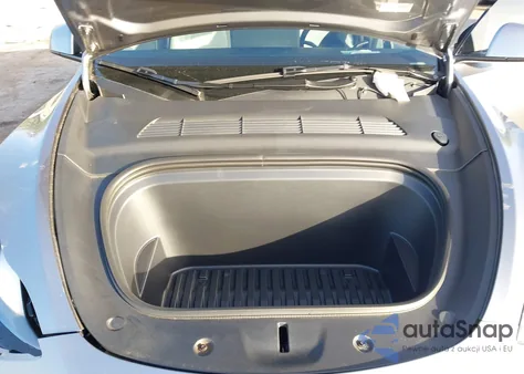 2025 Tesla Model Y Long Range Dual Motor All-Wheel Drive z USA, uszkodzony, nr VIN 7SAYGDEE8SA351818